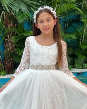 Natalia Streignard Instagram - Finalmente ya mi princesa hizo su primera comunión!!! Que emoción verla toda linda recibiendo a DIOS en su corazón!! ⛪️Gracias a todos los amigos fieles que siempre nos acompañan en los momentos importantes!! Y muchísimas gracias a la Sister Maria que con sus palabras Hermosas nos ayudó a hacer que este día fuera mucho más especial de lo que imaginábamos .. Elvira, Giovanni y familia; Sergio, Carla y Giancarlo, Mafe y Luis, María Gabriela y Federico, Savanna Bella gracias por acompañar a Gia en su día❤️, y no estaba presente pero si de corazón y siempre pendientes Michelle y Gianni Calandriello!