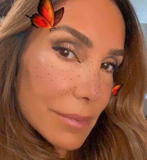 Natalia Streignard Instagram - Happy bday tu mi… ! Jajajajjajajja estaba put desde mi cumple… preparando de todo porque ayer festeje!! Vean en mi story que pro me he vuelto arreglando las mesas de comida!!! Mis ojos delineados eatilo Arabe jajajajja ahi aprendiendo a hacerlo..