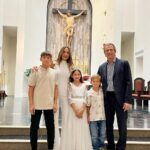Natalia Streignard Instagram - Finalmente ya mi princesa hizo su primera comunión!!! Que emoción verla toda linda recibiendo a DIOS en su corazón!! ⛪️Gracias a todos los amigos fieles que siempre nos acompañan en los momentos importantes!! Y muchísimas gracias a la Sister Maria que con sus palabras Hermosas nos ayudó a hacer que este día fuera mucho más especial de lo que imaginábamos .. Elvira, Giovanni y familia; Sergio, Carla y Giancarlo, Mafe y Luis, María Gabriela y Federico, Savanna Bella gracias por acompañar a Gia en su día❤️, y no estaba presente pero si de corazón y siempre pendientes Michelle y Gianni Calandriello!