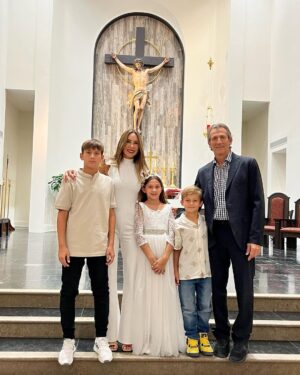 Natalia Streignard Instagram - Finalmente ya mi princesa hizo su primera comunión!!! Que emoción verla toda linda recibiendo a DIOS en su corazón!! ⛪️Gracias a todos los amigos fieles que siempre nos acompañan en los momentos importantes!! Y muchísimas gracias a la Sister Maria que con sus palabras Hermosas nos ayudó a hacer que este día fuera mucho más especial de lo que imaginábamos .. Elvira, Giovanni y familia; Sergio, Carla y Giancarlo, Mafe y Luis, María Gabriela y Federico, Savanna Bella gracias por acompañar a Gia en su día❤️, y no estaba presente pero si de corazón y siempre pendientes Michelle y Gianni Calandriello!