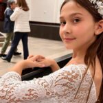 Natalia Streignard Instagram - Finalmente ya mi princesa hizo su primera comunión!!! Que emoción verla toda linda recibiendo a DIOS en su corazón!! ⛪️Gracias a todos los amigos fieles que siempre nos acompañan en los momentos importantes!! Y muchísimas gracias a la Sister Maria que con sus palabras Hermosas nos ayudó a hacer que este día fuera mucho más especial de lo que imaginábamos .. Elvira, Giovanni y familia; Sergio, Carla y Giancarlo, Mafe y Luis, María Gabriela y Federico, Savanna Bella gracias por acompañar a Gia en su día❤️, y no estaba presente pero si de corazón y siempre pendientes Michelle y Gianni Calandriello!