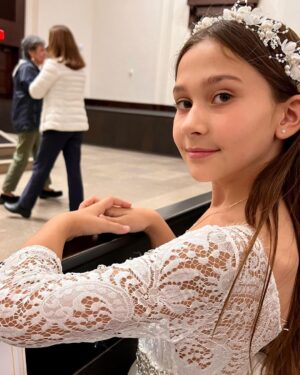 Natalia Streignard Instagram - Finalmente ya mi princesa hizo su primera comunión!!! Que emoción verla toda linda recibiendo a DIOS en su corazón!! ⛪️Gracias a todos los amigos fieles que siempre nos acompañan en los momentos importantes!! Y muchísimas gracias a la Sister Maria que con sus palabras Hermosas nos ayudó a hacer que este día fuera mucho más especial de lo que imaginábamos .. Elvira, Giovanni y familia; Sergio, Carla y Giancarlo, Mafe y Luis, María Gabriela y Federico, Savanna Bella gracias por acompañar a Gia en su día❤️, y no estaba presente pero si de corazón y siempre pendientes Michelle y Gianni Calandriello!