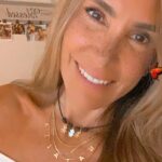 Natalia Streignard Instagram - Miren esta bellezura de @conzeta_thebrand …. Siempre quise tener una cadena con mi nombre y ellos me@la@hicieron… que tal? La ame!!! Mis vecinos adorados ..!!! ❤️❤️❤️❤️