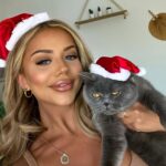 Natalia Zoppa Instagram - My cat hates me, Merry Christmas from me and Pepsi 🎄
