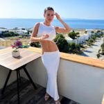 Natalie Negrotti Instagram - mentally i’m still here… in this outfit Oia Santorini, Greece