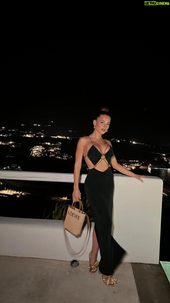Natalie Negrotti Instagram - GRWM for my 2nd night in Mykonos 🇬🇷🤍 Mykonos,Grecia