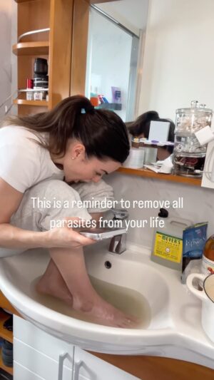 Natalie Negrotti Instagram - 2024 will be the year of no parasites ladies. Block ur exes and do ur cleanses 🧘🏽‍♀️I have no medical experience I did this for fun I thought they were parasites but I have no idea what it actually is. This video was not faked and things were not added into the water other than what I stated. That being said I am not sure what exactly these were I thought they were parasites. I posted this not knowing it was going to go viral. I like to try new things. Regardless this foot soak is good for ur feet just don’t do it in ur sink the clay can clog your drain. This is NOT a paid ad this was me trying something new for fun. 

I linked everything for the foot soak in my bio since so many people asked. 

(I am now linking it after 9 million people viewed it because soooo many people r asking) the foot soak is good for you regardless it made my feet smooth and the vinegar is a natural anti fungal and anti bacterial which is good to put on your feet especially since I work out a lot.