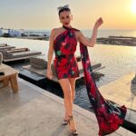 Natalie Negrotti Instagram - 5 star dinners on the crystal waters of the Aegean ♥️ comment below for my dress details and I’ll dm you the link Beefbar Santorini