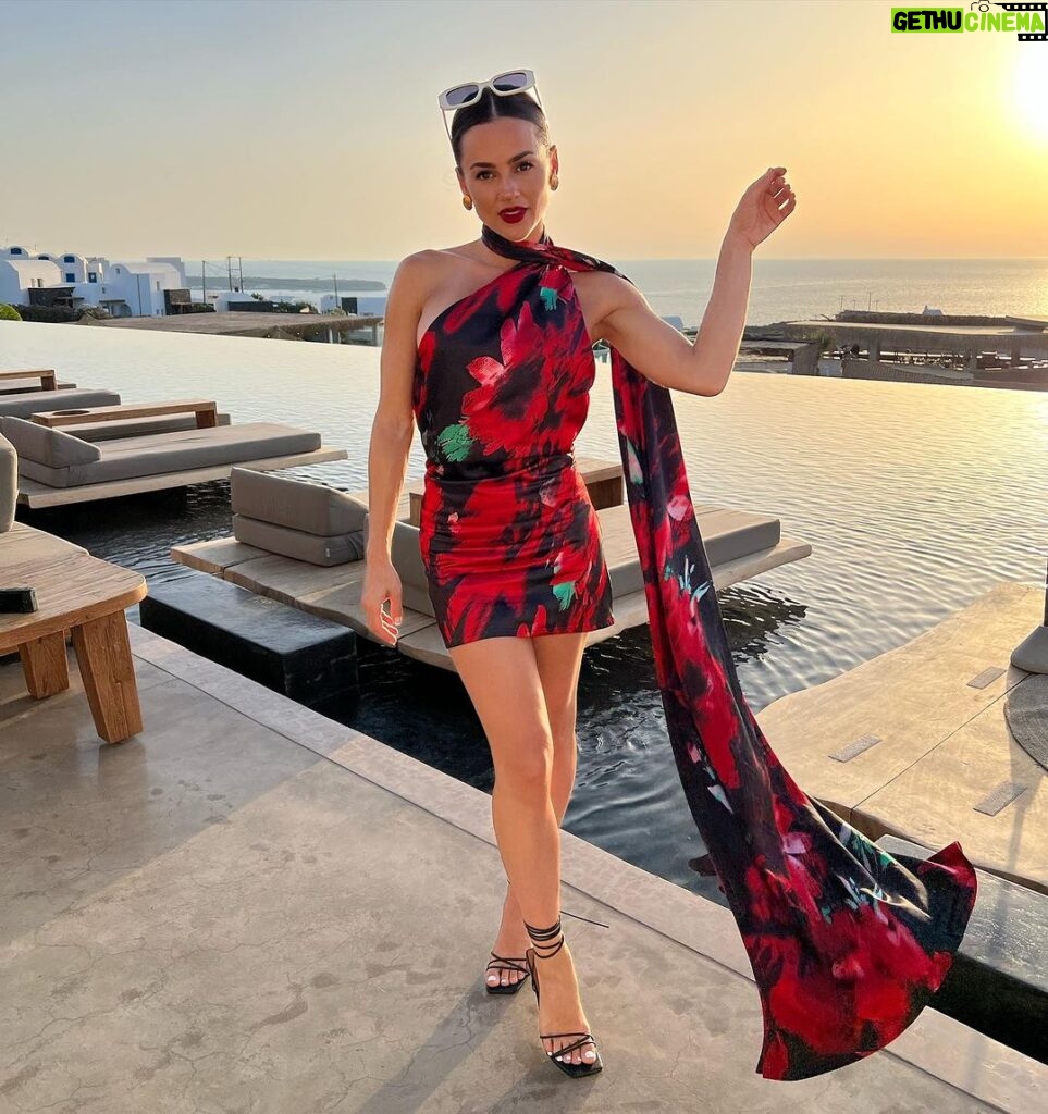 Natalie Negrotti Instagram - 5 star dinners on the crystal waters of the Aegean ♥️ comment below for my dress details and I’ll dm you the link Beefbar Santorini