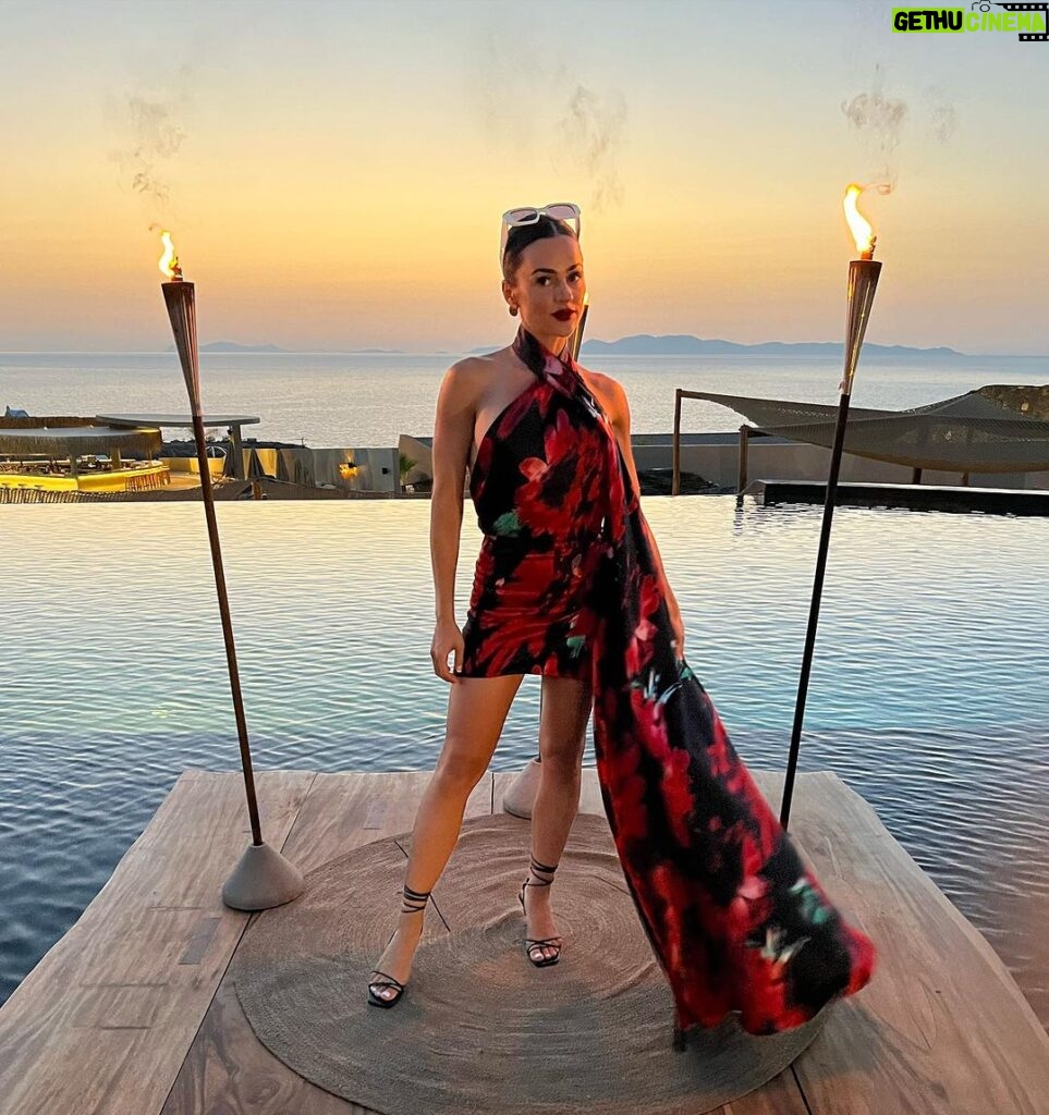 Natalie Negrotti Instagram - 5 star dinners on the crystal waters of the Aegean ♥️ comment below for my dress details and I’ll dm you the link Beefbar Santorini
