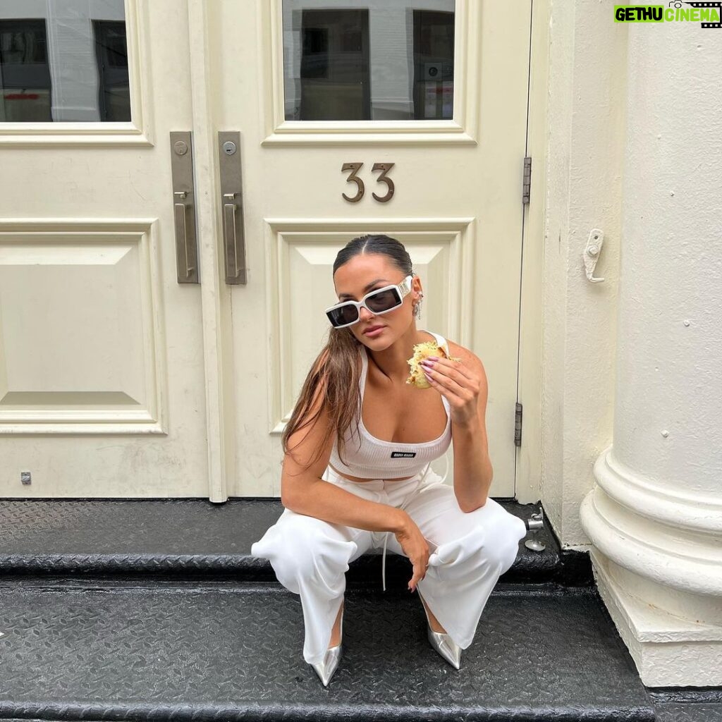 Natalie Negrotti Instagram - you can catch me in soho with an arepita in my hand 🫓🇻🇪 Ft. @sunglasshut Greene Street, Soho