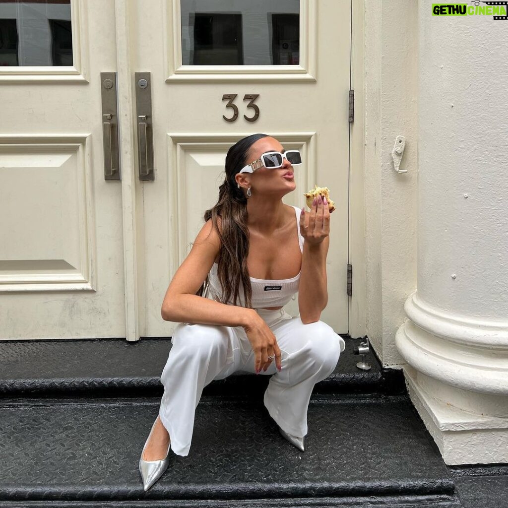 Natalie Negrotti Instagram - you can catch me in soho with an arepita in my hand 🫓🇻🇪 Ft. @sunglasshut Greene Street, Soho