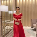 Natasha Luthra Instagram – Loving the red ♥️
In @arokaofficial 
Jewelry @shopeurumme
Bag @vanina_world