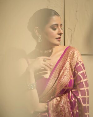 Natasha Luthra Instagram - Clearly in my Saree era 💜 Loved wearing this beautiful Khaddi Georgette Silk Saree by @jarierabanaras. Its sheer and lightweight texture drapes gracefully, making it a perfect choice for those who appreciate style and heritage.

Jewelery @mortantra 
Glam @jagritiglammakeup 
Shot by @iris.filmss 
Hair @hairby_nitin