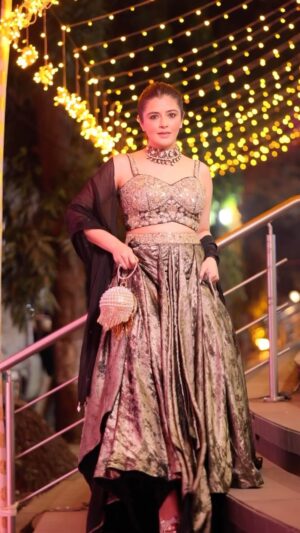 Natasha Luthra Instagram - My fav thing about shopping from exhibitions is you get to see and shop everything under one roof ! @crescentmoonexhibition is back with their Diwali Edit with 95+ brands showcasing clothes, jewellery, home decor, gifting, food, accessories & more from all over the country!

Date  21st October 2023
Venue : The St.Regis Hotel, Lower Parel, Mumbai
Time : 10 am to 8 pm

Outfit: @roh_zey