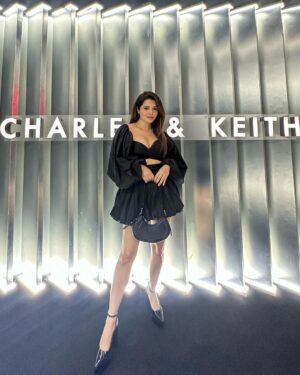 Natasha Luthra Instagram - Embracing the autumn vibes at the @charleskeithofficial collection Showcase 🍂✨ Now let's talk about the showstopper – the iconic Petra Bag! It's the IT bag of the season, and I can't get enough of it. A perfect statement piece to elevate your fall style! 🍁💼 

#CHARLESKEITH_IN #charleskeithfw23 #ad