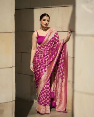 Natasha Luthra Instagram - Clearly in my Saree era 💜 Loved wearing this beautiful Khaddi Georgette Silk Saree by @jarierabanaras. Its sheer and lightweight texture drapes gracefully, making it a perfect choice for those who appreciate style and heritage.

Jewelery @mortantra 
Glam @jagritiglammakeup 
Shot by @iris.filmss 
Hair @hairby_nitin