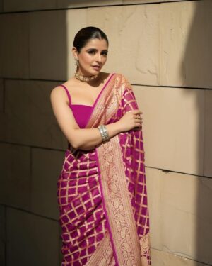Natasha Luthra Instagram - Clearly in my Saree era 💜 Loved wearing this beautiful Khaddi Georgette Silk Saree by @jarierabanaras. Its sheer and lightweight texture drapes gracefully, making it a perfect choice for those who appreciate style and heritage.

Jewelery @mortantra 
Glam @jagritiglammakeup 
Shot by @iris.filmss 
Hair @hairby_nitin