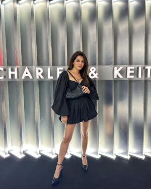Natasha Luthra Instagram - Embracing the autumn vibes at the @charleskeithofficial collection Showcase 🍂✨ Now let's talk about the showstopper – the iconic Petra Bag! It's the IT bag of the season, and I can't get enough of it. A perfect statement piece to elevate your fall style! 🍁💼 

#CHARLESKEITH_IN #charleskeithfw23 #ad