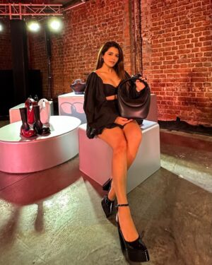 Natasha Luthra Instagram - Embracing the autumn vibes at the @charleskeithofficial collection Showcase 🍂✨ Now let's talk about the showstopper – the iconic Petra Bag! It's the IT bag of the season, and I can't get enough of it. A perfect statement piece to elevate your fall style! 🍁💼 

#CHARLESKEITH_IN #charleskeithfw23 #ad