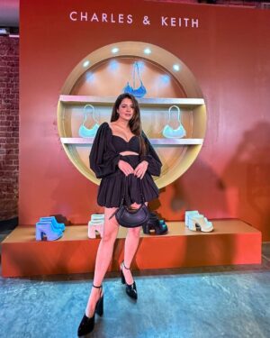 Natasha Luthra Instagram - Embracing the autumn vibes at the @charleskeithofficial collection Showcase 🍂✨ Now let's talk about the showstopper – the iconic Petra Bag! It's the IT bag of the season, and I can't get enough of it. A perfect statement piece to elevate your fall style! 🍁💼 

#CHARLESKEITH_IN #charleskeithfw23 #ad
