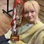 Natsumi Maki Instagram - むふふふふ🤭✨ これみるたびに、この夏を振り返る。 突っ走って、楽しかったなぁ〜 辛い中頑張ってたんだねって言われるけど、全く辛いっておもわなかった。 目の前のことに夢中になるって本当に楽しい！ 私は、そういう方が向いてる。 生きがいややりがいを感じれる🌟 だから、ただただ楽しかった！！！ ぽい族も、ぽい族以外のお客様も、どんどん前のめりになっていく感じ。 たまんないね！！！ #ウルフカット #ウルフ女子 #金髪ボブ #なつぽい #natsupoi