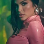Natti Natasha Instagram - Esta va para ustedes 👀 todas mis Nasties que se siguen superando Porque nunca me he sentido más bella por dentro que ahora, porque me siento más completa, porque aunque soy chiquita de tamaño me siento GRANDE , porque me siento Kokorota … yyyy cuando me miro en ese espejo🪞(y en el video lol) me siento bien #PERROTA 🐩💖 video oficial out nowwwww!! disfrutenlooo #NastySingles