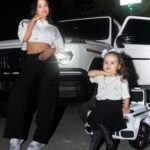 Natti Natasha Instagram - Mientras sigo logrando todas las cosas que he soñado en la vida , siendo todo lo que quiero ser , Me aseguro de tener junto a mi, la mejor compañía que papá Dios me pudo dar, La manejadora de mi Vida y de mi corazón @queenvidaisabelle 💖 los AMAMOS !!!!!