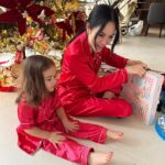 Natti Natasha Instagram - Feliz Navidad para tod@s los que siguen esta fantasía que vivo desde siempre. Mi mejor regalo es brindarle música para todos y el mejor regalo son sus aplausos. 💕 Los Amo 💜 Natti Natasha