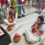 Navaneet Kaur Instagram - करोडो भाविकांचे श्रद्धास्थान असणाऱ्या श्री क्षेत्र उज्जैन स्थित प्रभू श्री महाकाल च्या दरबारात हनुमान चालीसा चॅरिटेबल ट्रस्ट च्या वतीने भव्य शिव_हनुमान भक्तीचा जागर,हजारो भाविक भक्त उपस्थित महाकाल मंदिरात कलशपुजन,अभिषेक, महाआरती करून कलश ची केली स्थापना