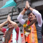 Navaneet Kaur Instagram - करोडो भाविकांचे श्रद्धास्थान असणाऱ्या श्री क्षेत्र उज्जैन स्थित प्रभू श्री महाकाल च्या दरबारात हनुमान चालीसा चॅरिटेबल ट्रस्ट च्या वतीने भव्य शिव_हनुमान भक्तीचा जागर,हजारो भाविक भक्त उपस्थित महाकाल मंदिरात कलशपुजन,अभिषेक, महाआरती करून कलश ची केली स्थापना