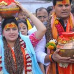 Navaneet Kaur Instagram - करोडो भाविकांचे श्रद्धास्थान असणाऱ्या श्री क्षेत्र उज्जैन स्थित प्रभू श्री महाकाल च्या दरबारात हनुमान चालीसा चॅरिटेबल ट्रस्ट च्या वतीने भव्य शिव_हनुमान भक्तीचा जागर,हजारो भाविक भक्त उपस्थित महाकाल मंदिरात कलशपुजन,अभिषेक, महाआरती करून कलश ची केली स्थापना