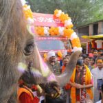 Navaneet Kaur Instagram - करोडो भाविकांचे श्रद्धास्थान असणाऱ्या श्री क्षेत्र उज्जैन स्थित प्रभू श्री महाकाल च्या दरबारात हनुमान चालीसा चॅरिटेबल ट्रस्ट च्या वतीने भव्य शिव_हनुमान भक्तीचा जागर,हजारो भाविक भक्त उपस्थित महाकाल मंदिरात कलशपुजन,अभिषेक, महाआरती करून कलश ची केली स्थापना