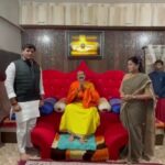 Navaneet Kaur Instagram - परमपूज्य श्री प्रदीपजी मिश्रा महाराज यांच्या सीहोर येथील आश्रमात भेट घेतली,महाराजांचे आशीर्वाद घेण्याचे सौभाग्य प्राप्त झाले तसेच हनुमान गढी अमरावती येथे होणाऱ्या शिवमहापुराण कथेसंदर्भात जवळपास 4 तास चर्चा झाली ,दिनांक 15 डिसेंबर रोजी अमरावती येथे होणाऱ्या कलश यात्रेत परमपूज्य श्री प्रदीपजी महाराज स्वतः उपस्थित राहून पूर्णवेळ सहभागी होतील व या कलशयात्रेत ज्या महिला सहभागी होतील त्यांच्या साठी कथास्थळी विशेष स्वंतत्र आसनव्यवस्था सन्मानपूर्वक करावी अश्या सूचना परमपूज्य प्रदीपजी मिश्रा यांनी आमदार रवी राणा खासदार सौ नवनीत रवी राणा यांना केल्या,कलश यात्रेत सहभागी होणाऱ्या सर्व महिलांची सर्वात समोर बसण्याची वीआयपी कक्षात स्वतंत्र व्यवस्था करण्याचे अभिवचन यावेळी देण्यात आले, या हर हर महादेव_श्री शिवाय नमस्तुभ्य: