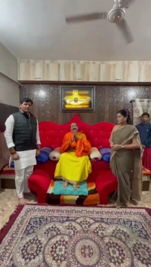 Navaneet Kaur Instagram - परमपूज्य श्री प्रदीपजी मिश्रा महाराज यांच्या सीहोर येथील आश्रमात भेट घेतली,महाराजांचे आशीर्वाद घेण्याचे सौभाग्य प्राप्त झाले तसेच हनुमान गढी अमरावती येथे होणाऱ्या शिवमहापुराण कथेसंदर्भात जवळपास 4 तास चर्चा झाली ,दिनांक 15 डिसेंबर रोजी अमरावती येथे होणाऱ्या कलश यात्रेत परमपूज्य श्री प्रदीपजी महाराज स्वतः उपस्थित राहून पूर्णवेळ सहभागी होतील व या कलशयात्रेत ज्या महिला सहभागी होतील त्यांच्या साठी कथास्थळी विशेष स्वंतत्र आसनव्यवस्था सन्मानपूर्वक करावी अश्या सूचना परमपूज्य प्रदीपजी मिश्रा यांनी आमदार रवी राणा खासदार सौ नवनीत रवी राणा यांना केल्या,कलश यात्रेत सहभागी होणाऱ्या सर्व महिलांची सर्वात समोर बसण्याची वीआयपी कक्षात स्वतंत्र व्यवस्था करण्याचे अभिवचन यावेळी देण्यात आले, या हर हर महादेव_श्री शिवाय नमस्तुभ्य: