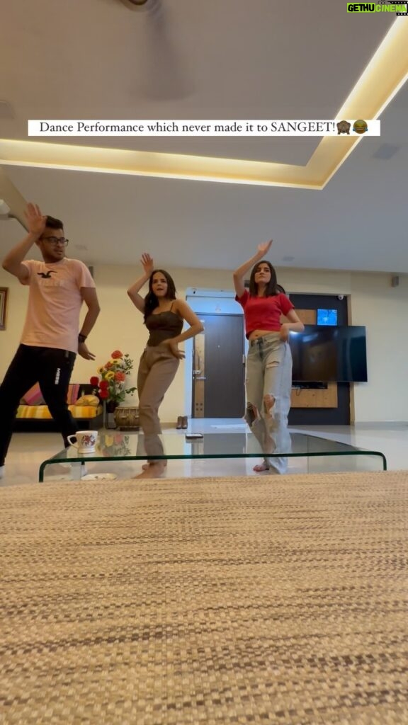 Navika Kotia Instagram - Tag your Dance Buddies below!! 👯‍♀😂🙈 . . #sangeet #dancereels #funnyreels #reelitfeelit #dance #instareels #trendingreels #fyp #palaksindhwani