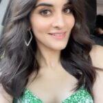Navika Kotia Instagram - Had to try this transition trend 💕 HMU: @kashish_art 💯❤️ #transitionreels #transition #trendingreels #trend
