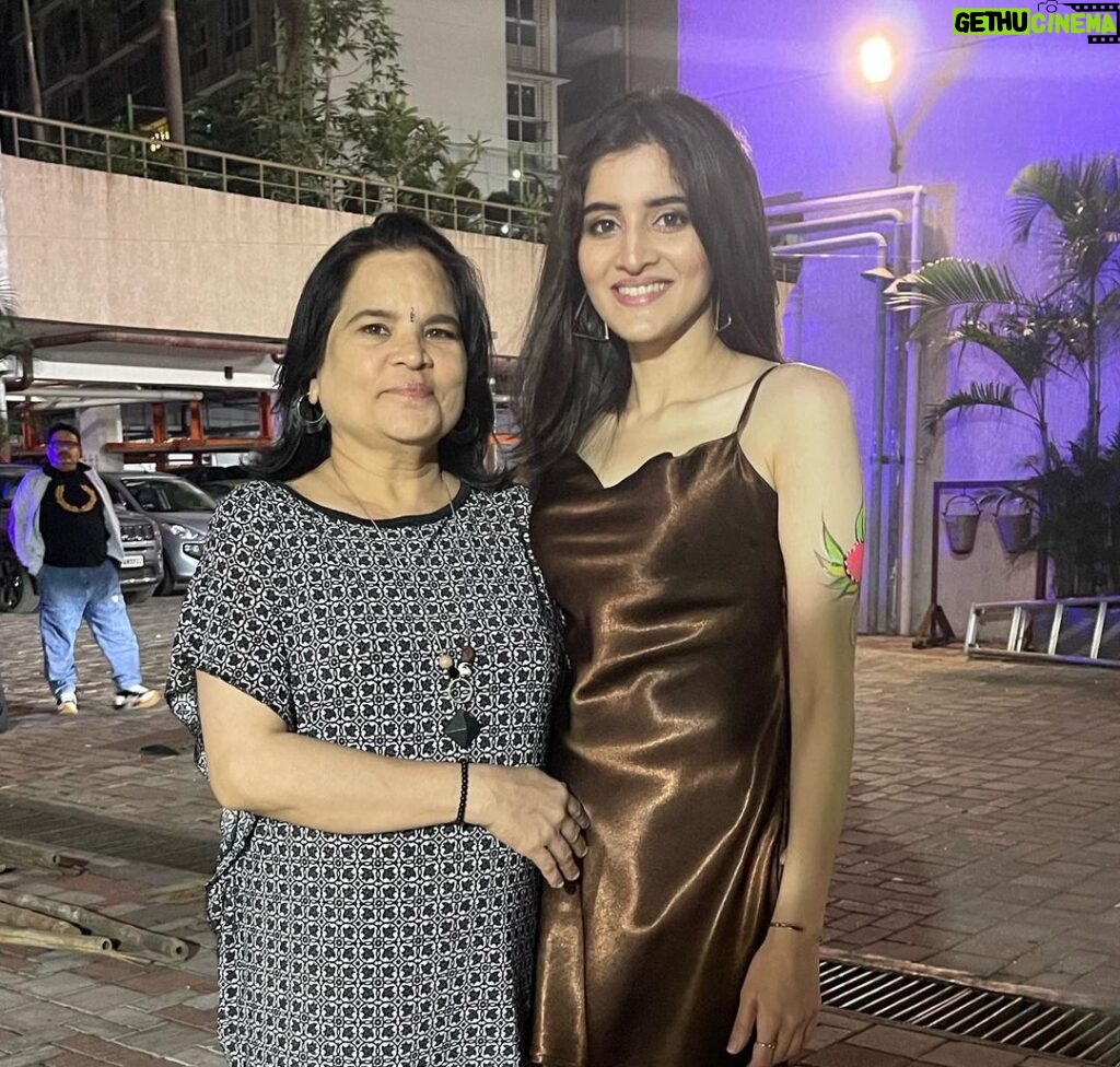 Navika Kotia Instagram - Happy birthday Mummy!! 🥳❤️ the only aim in my life is to give you all the happiness in the world! So grateful for you mom I hope u live so long that I always have you by my side. I love you my best friend 😘🥳🎂❤️