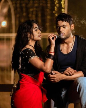 Nayani Pavani Instagram - Kurchi madathapetti 🤙🔥 

Choreo : @kingkumar_official 
📸: @thehashtag_photography @sreenathsoudari 
Location: @studiorangasthalam 
Outfit : @aarushireddylabel 

#nayanipavani #princeyawar #kurchimadathapetti