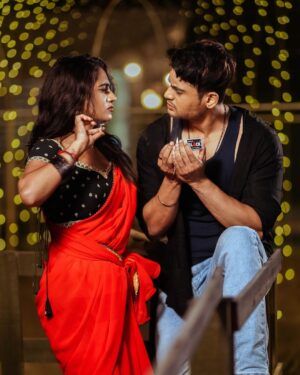 Nayani Pavani Instagram - Kurchi madathapetti 🤙🔥 

Choreo : @kingkumar_official 
📸: @thehashtag_photography @sreenathsoudari 
Location: @studiorangasthalam 
Outfit : @aarushireddylabel 

#nayanipavani #princeyawar #kurchimadathapetti