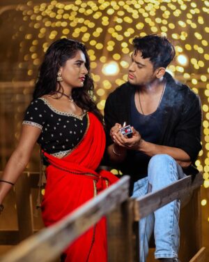 Nayani Pavani Instagram - Kurchi madathapetti 🤙🔥 

Choreo : @kingkumar_official 
📸: @thehashtag_photography @sreenathsoudari 
Location: @studiorangasthalam 
Outfit : @aarushireddylabel 

#nayanipavani #princeyawar #kurchimadathapetti