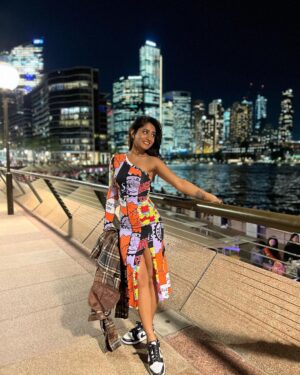 Nayani Pavani Instagram - hi 🙋‍♀️ 2024 ✨
Wishing you all happy new year 🤍

#nayanipavani