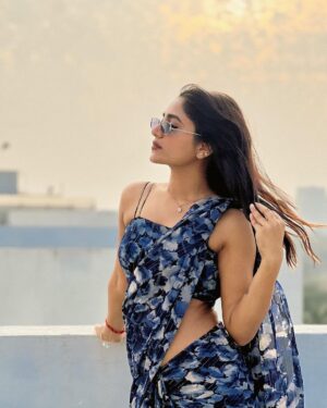 Nayani Pavani Instagram - Sexy winter lona body heater nuvena 🤍💙

Saree : @nayalooks