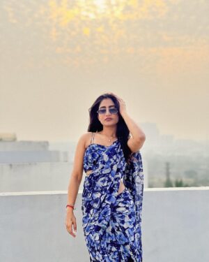Nayani Pavani Instagram - Sexy winter lona body heater nuvena 🤍💙

Saree : @nayalooks