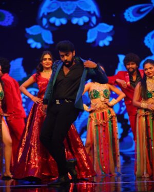 Nayani Pavani Instagram - Mass energetic dance performance in #BiggBossGrandFinale Sesson-7. 
My outfit by @contraditions 
PC by @riteshnikamphotography 
@starmaa @endemolshineind