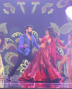 Nayani Pavani Instagram - Mass energetic dance performance in #BiggBossGrandFinale Sesson-7. 
My outfit by @contraditions 
PC by @riteshnikamphotography 
@starmaa @endemolshineind