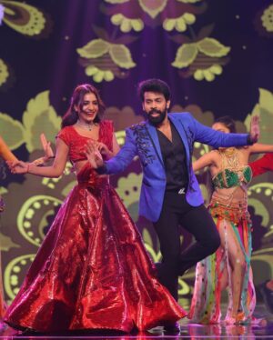 Nayani Pavani Instagram - Mass energetic dance performance in #BiggBossGrandFinale Sesson-7. 
My outfit by @contraditions 
PC by @riteshnikamphotography 
@starmaa @endemolshineind
