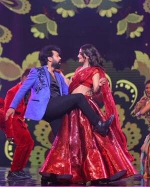 Nayani Pavani Instagram - Mass energetic dance performance in #BiggBossGrandFinale Sesson-7. 
My outfit by @contraditions 
PC by @riteshnikamphotography 
@starmaa @endemolshineind