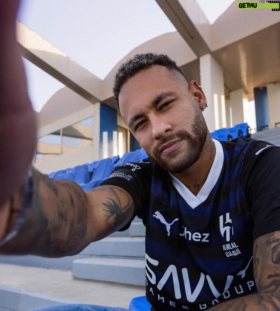 Neymar Jr Instagram - ‎أناقة التاريخـي بطقم #الهلال الثالث @neymarjr ‎‏💫🔝😍 ‎انضم إليه الآن 💙 Look who’s riding the blue wave! @neymarjr 💫🔝😍Unleash your lunar magic with the latest Al Hilal Third Kit💙