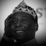 Neymar Jr Instagram - Antes de Pelé, "10" era apenas um número. Li essa frase em algum lugar, em algum momento da minha vida. Mas essa frase, linda, está incompleta. Eu diria que antes de Pelé, o futebol era apenas um esporte. Pelé mudou tudo. Transformou o futebol em arte, em entretenimento. Deu voz aos pobres, aos negros e principalmente: Deu visibilidade ao Brasil. O futebol e o Brasil elevaram seu status graças ao Rei! Ele se foi, mas a sua magia permanecerá. Pelé é ETERNO!!